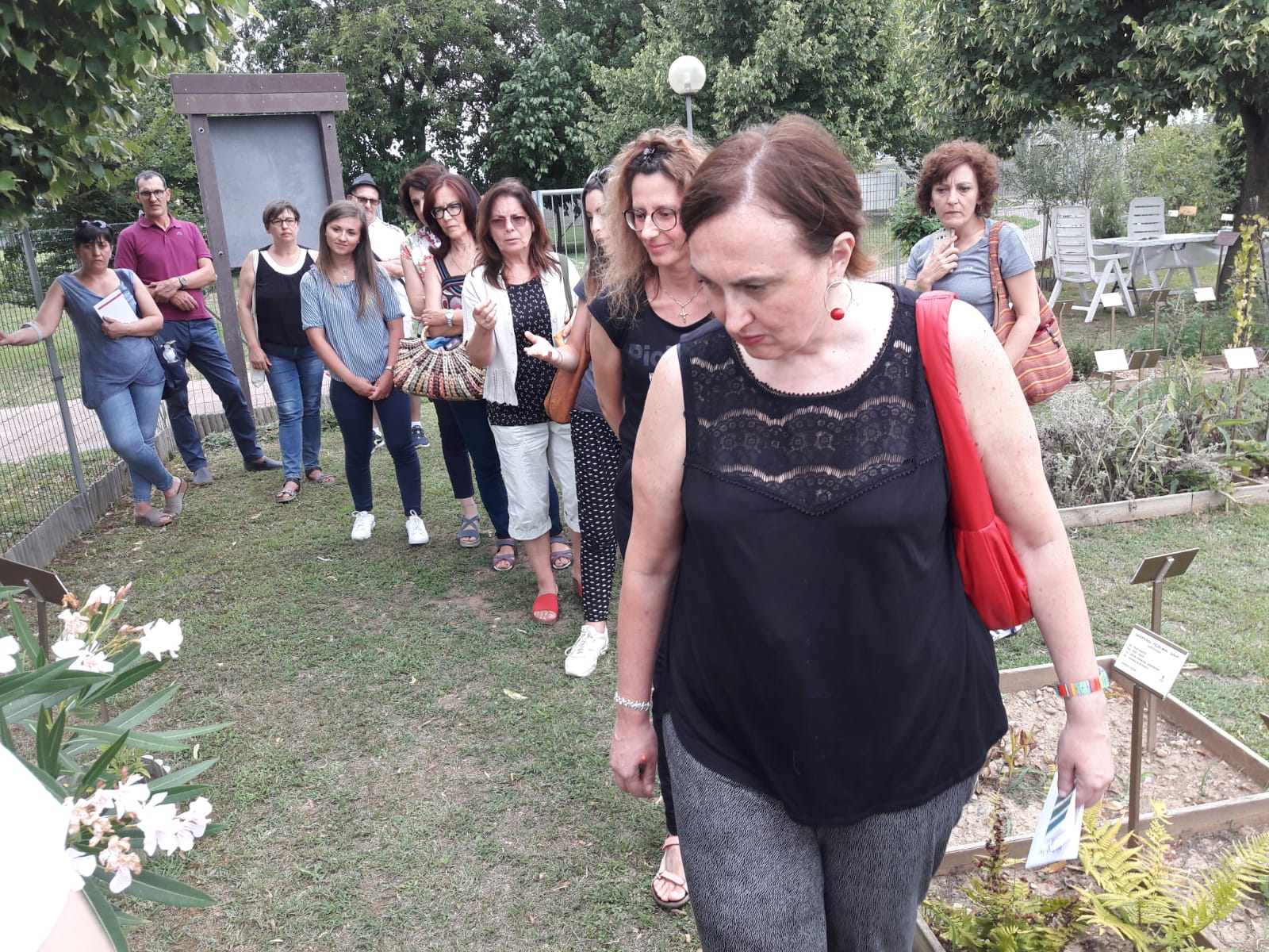 Il gruppo dei genitori in visita all'orto