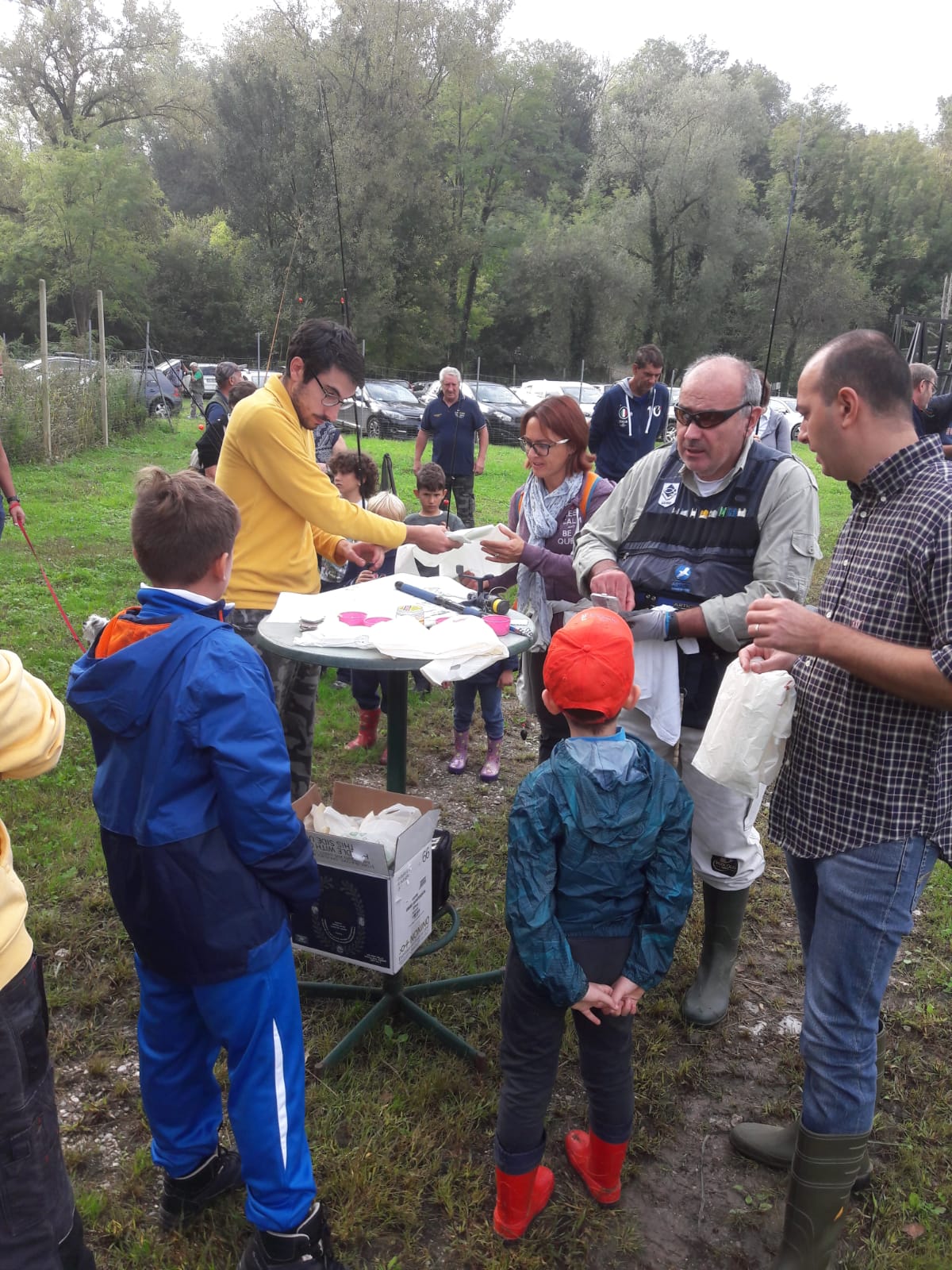 Paolo mentre distribuisce le esche