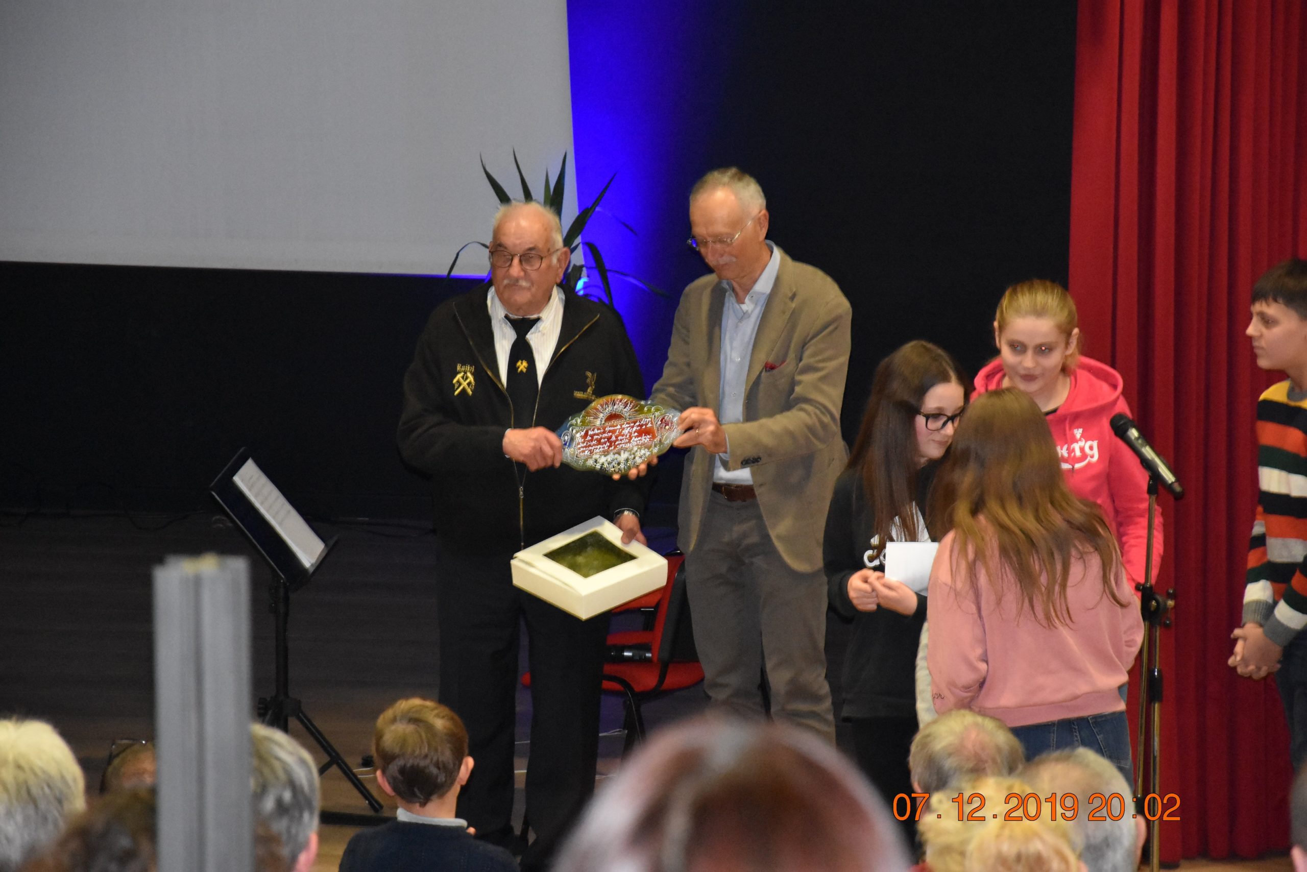 La consegna del premio ALPI a Valerio Rossi da parte dei nostri bambini