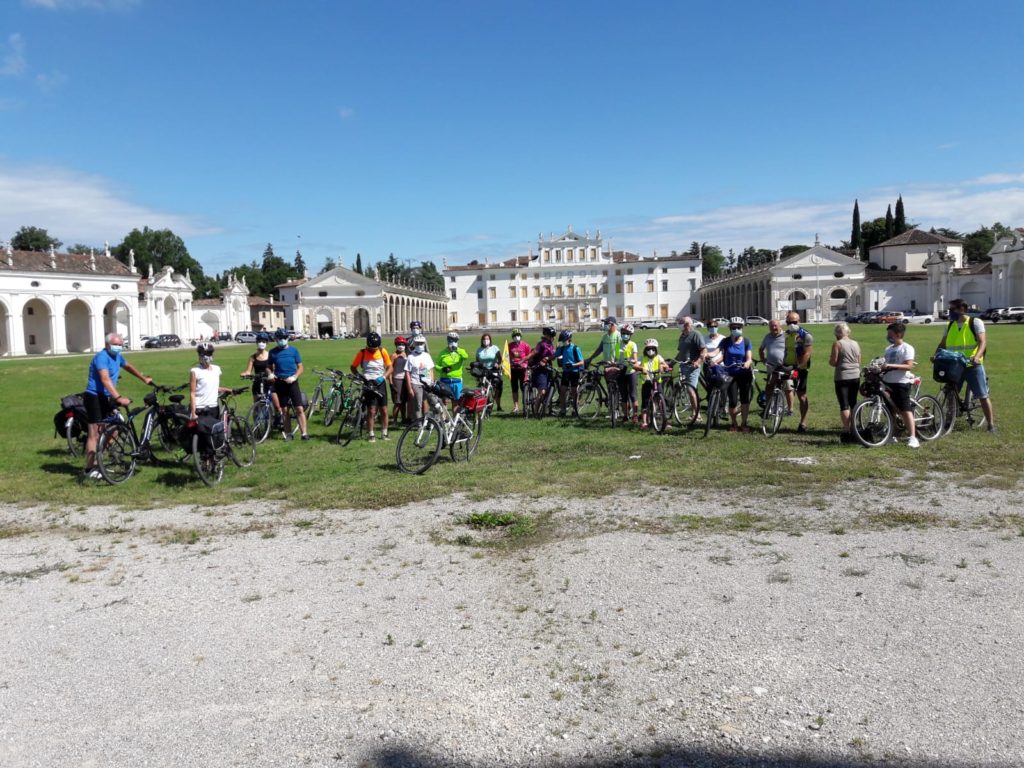 Una parte dei partecipanti davanti a Villa Manin
