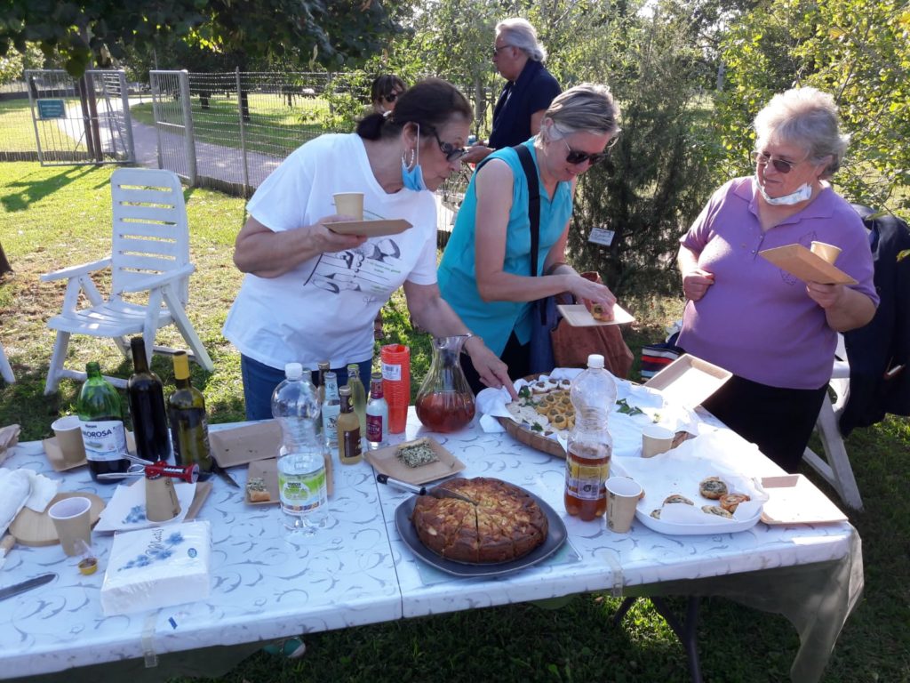 La tavola preparata dalle volontarie utilizzando le piante coltivate nell' Orto Botanico