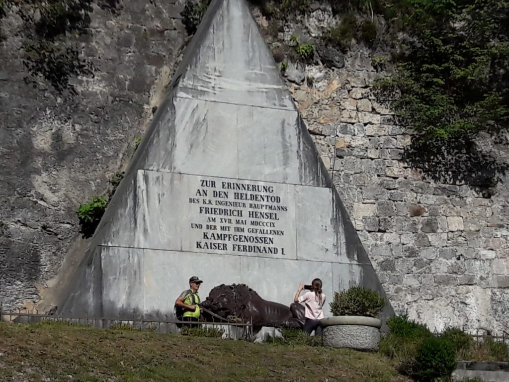 Alle "Termopili" austriache con monumento al capitano Hensel e i 300 difensori