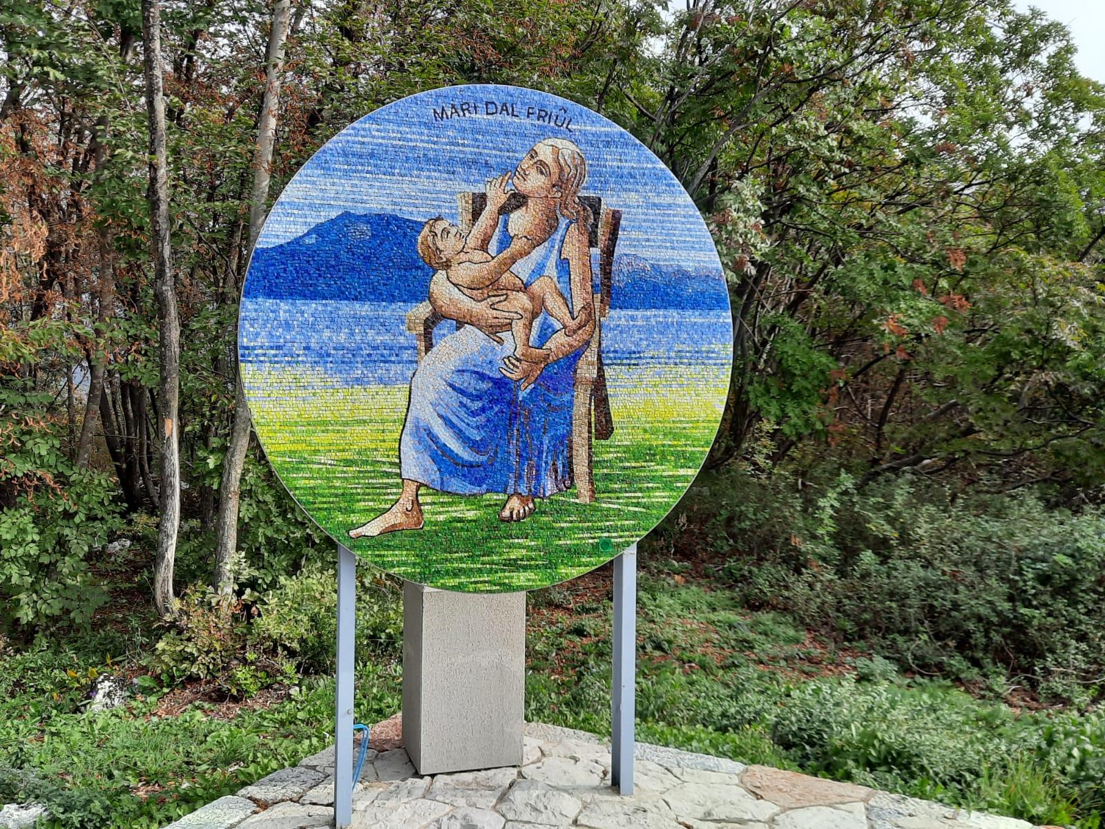 Il mosaico dedicato alle donne del Friuli e realizzato dalla Scuola Mosaicisti di Spilimbergo