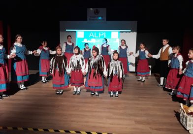 02 - I piccoli danzerini del gruppo folkloristico Passons