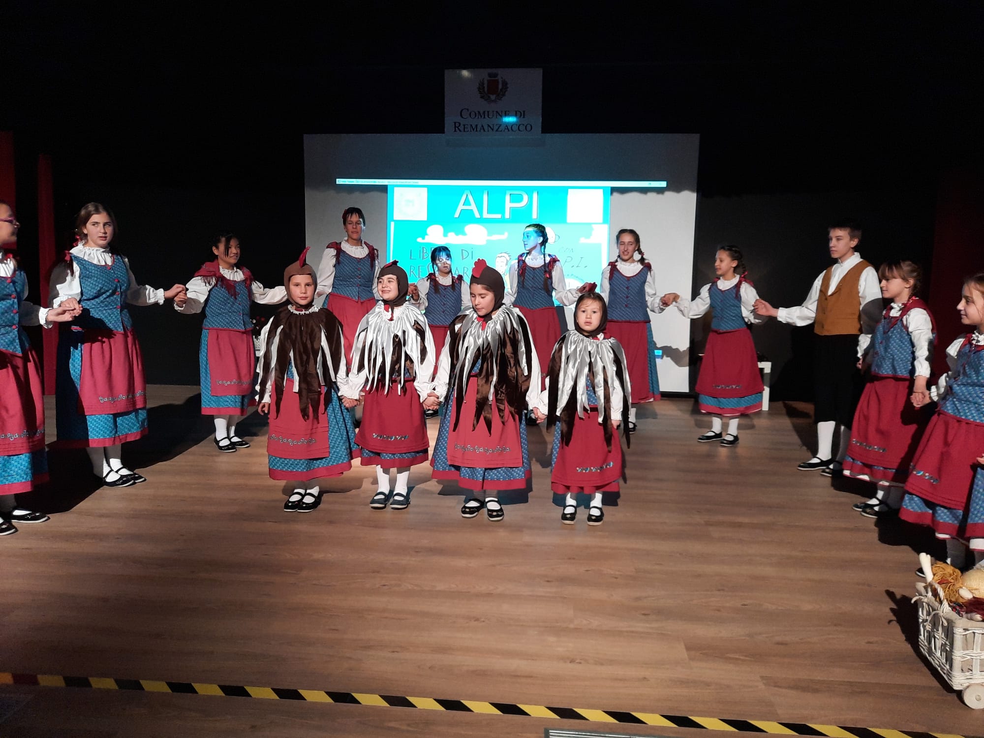 02 - I piccoli danzerini del gruppo folkloristico Passons