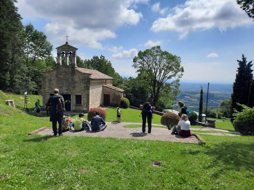 3 - La chiesa di San Giovanni in Monte con le memorie degli alpini