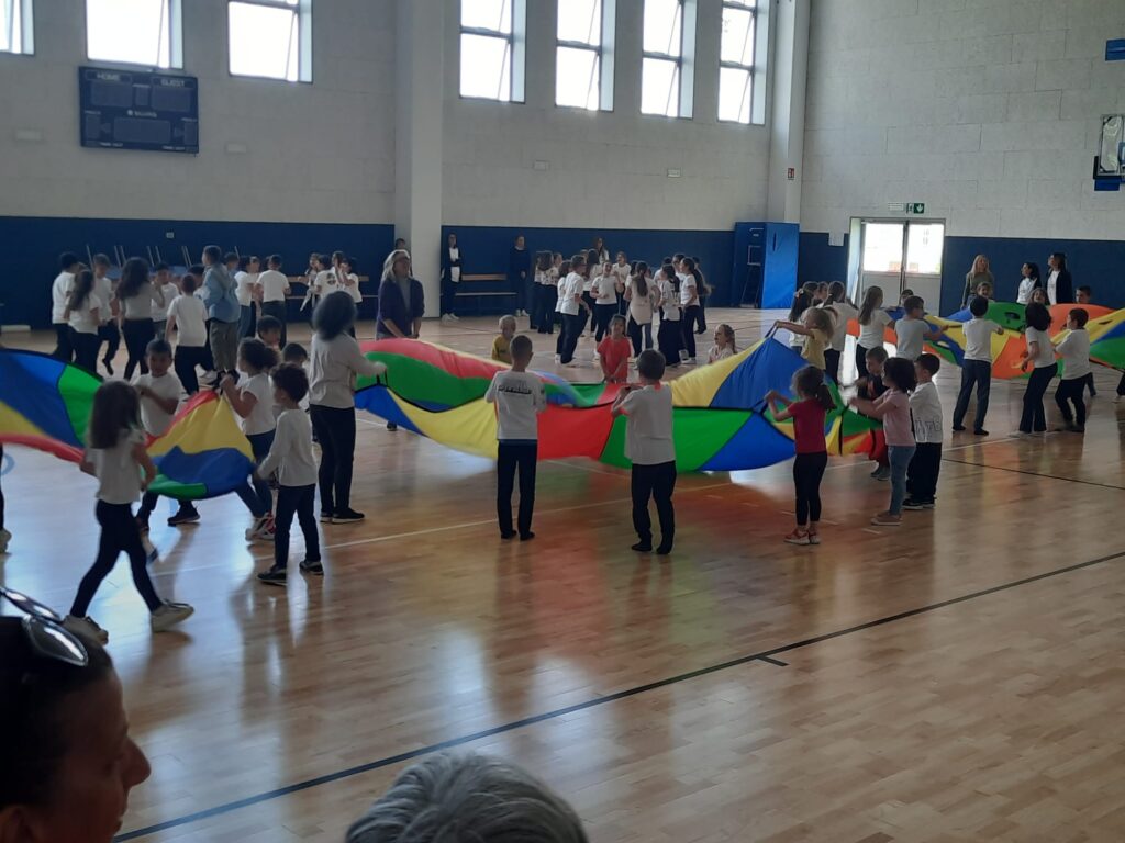 I giochi dei bambini all'interno della palestra