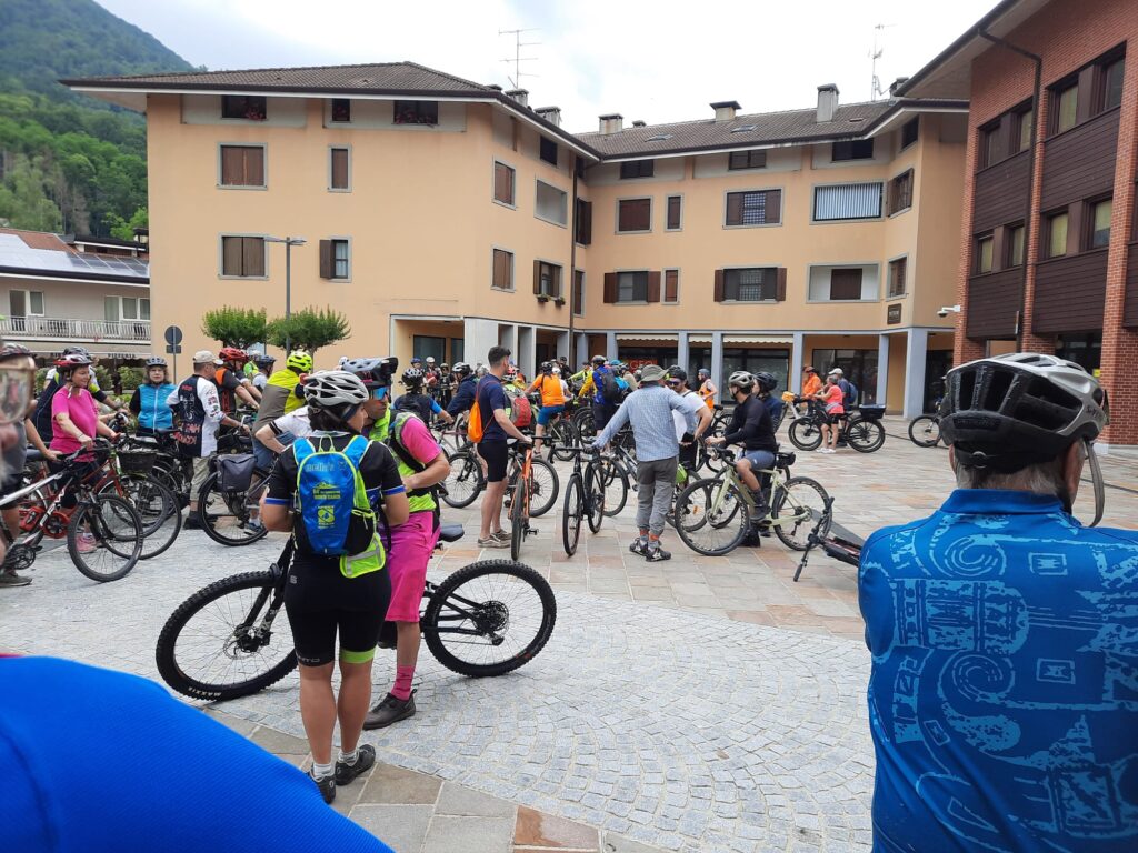 1 - Il gruppo delle biciclette muscolari alla partenza
