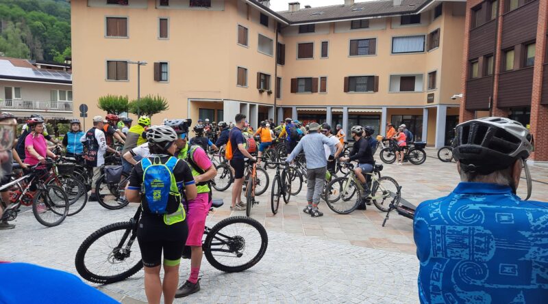 1 - Il gruppo delle biciclette muscolari alla partenza