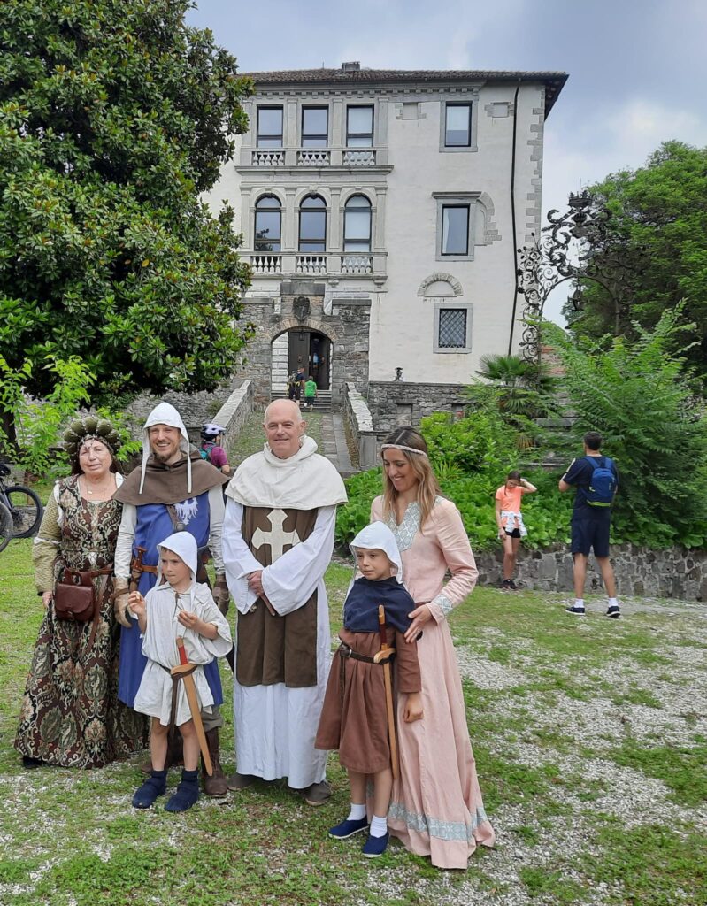 2 - I figuranti davanti al castello di Tricesimo