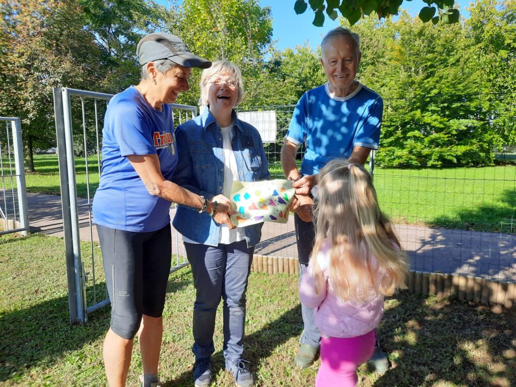 3 - La consegna dei disegni dei bambini alle volontarie Anna e Nadia