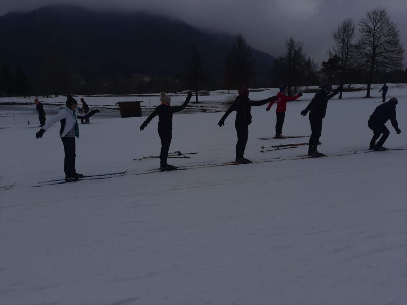 3 - Alcuni adulti durante il riscaldamento