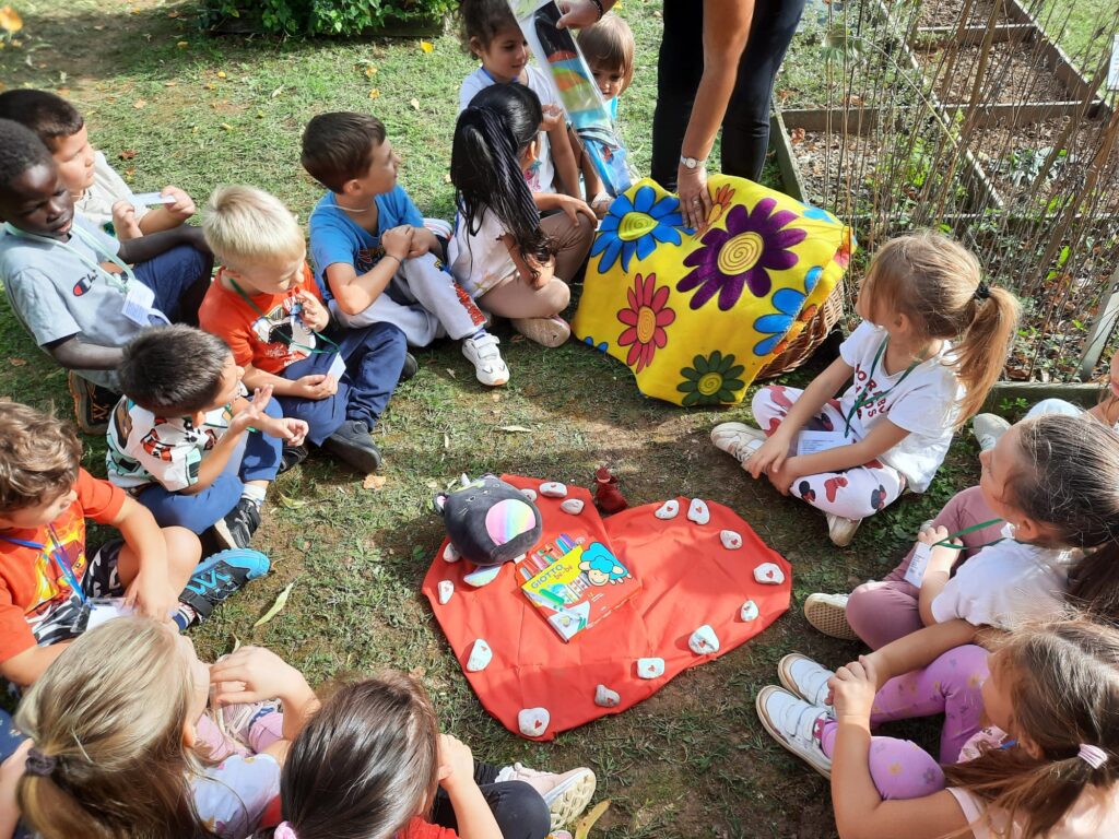 1 - Il cuore grande con i cuoricini raccolti dai bambini